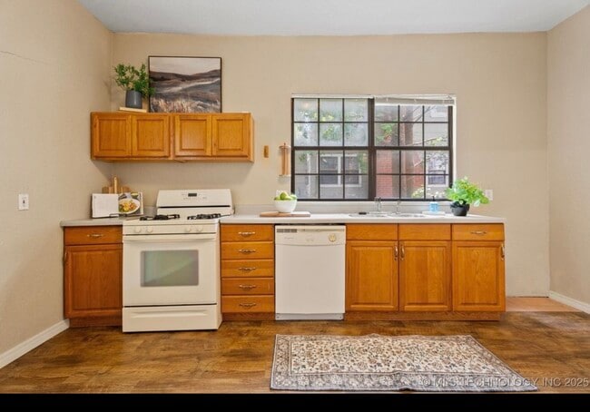 Building Photo - 806 S Osage Ave