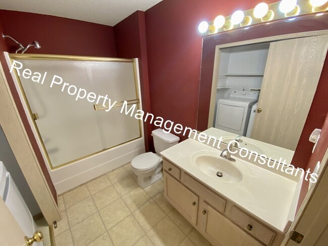 Building Photo - Updated 2 Bedroom Townhome