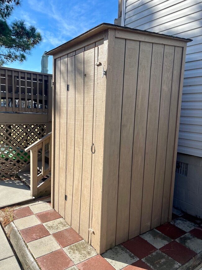 Building Photo - 3720 Pretty Lake Ave