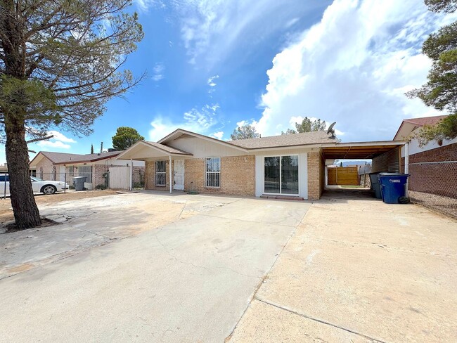 Building Photo - Northeast El Paso 4bed/3bath Refrig A/C w/...