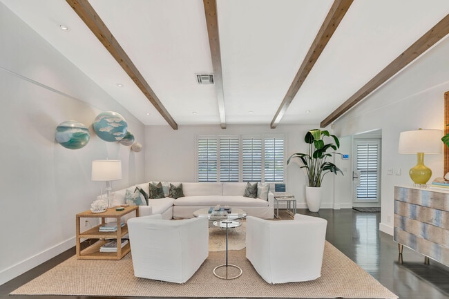 Building Photo - 136 Worth Ct S