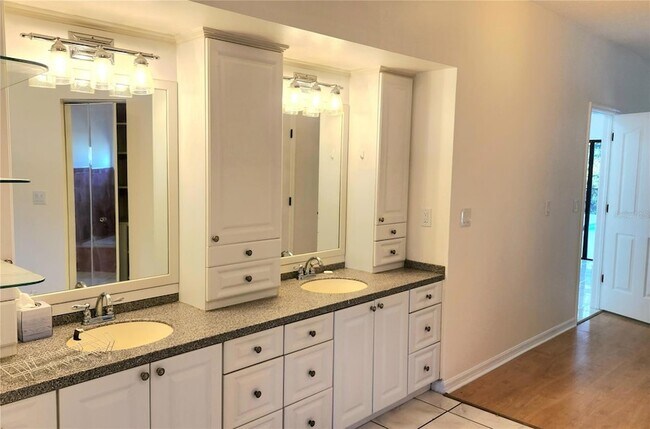 Building Photo - 3037 Crest Dr