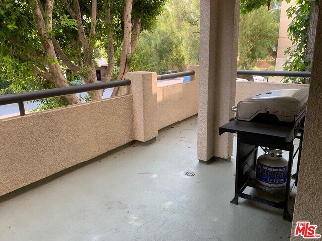 Building Photo - 5530 Owensmouth Ave