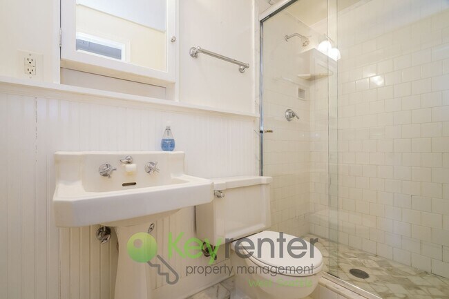 Building Photo - Beautiful 4-Bed, 2.5-Bath with Outdoor Liv...