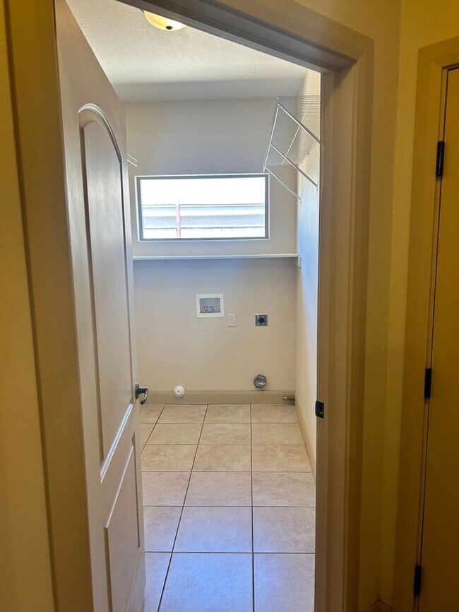 Building Photo - La Verkin Charm!