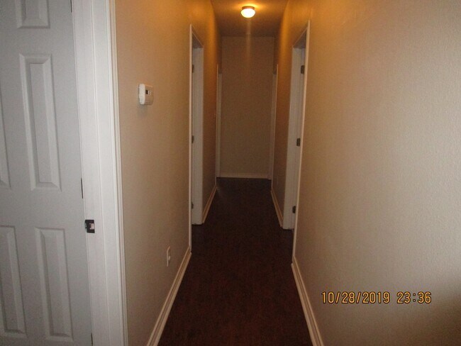 Building Photo - College Station - Spacious 3 bedroom/ 3 bath duplex off Graham Rd