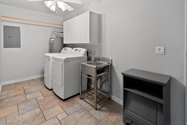 Building Photo - 8464 N 7th Ave