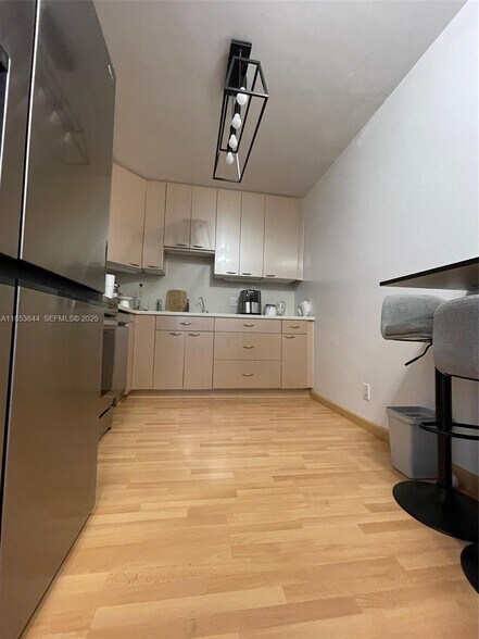 Building Photo - 2500 Parkview Dr