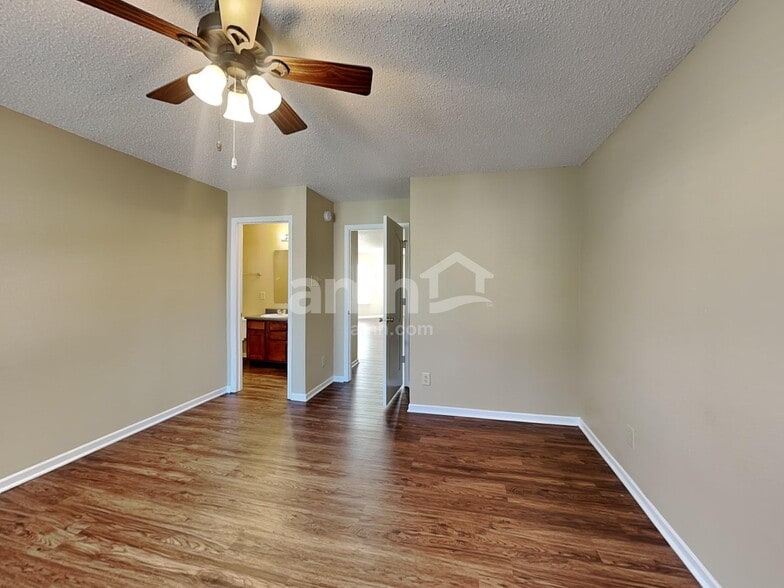 Building Photo - 15204 Clear St