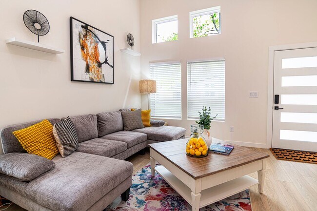Building Photo - Spacious Fully Furnished 3BR/3BA home in a...