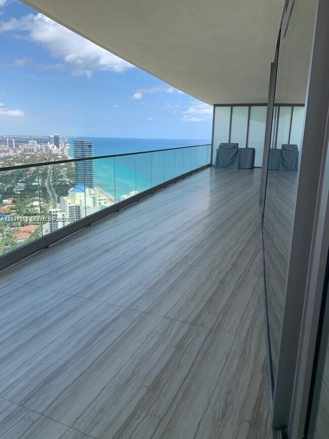 Building Photo - 18975 Collins Ave