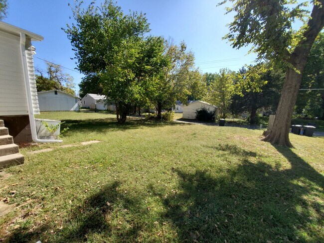 Building Photo - Remodeled 3-4 bedroom, open floor plan, Ne...
