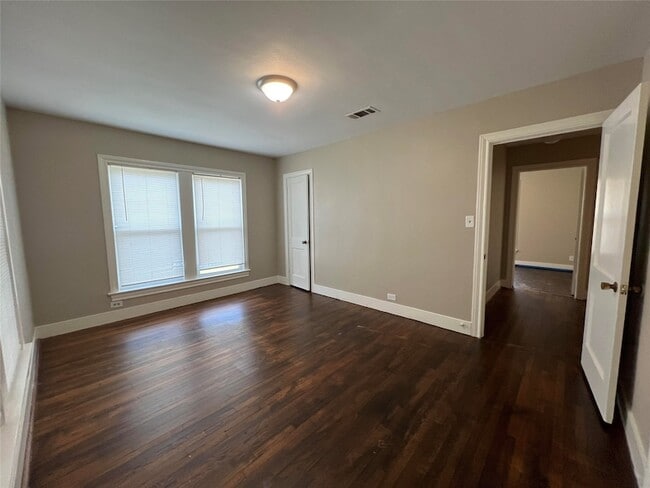 Building Photo - 613 Koehl St