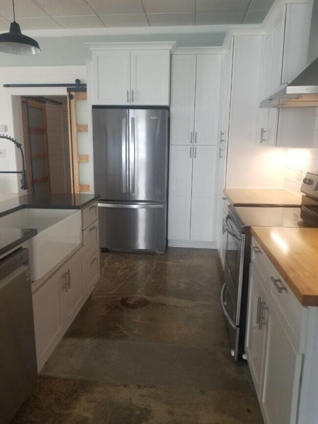 Building Photo - 6047-E Wayne Memorial Drive