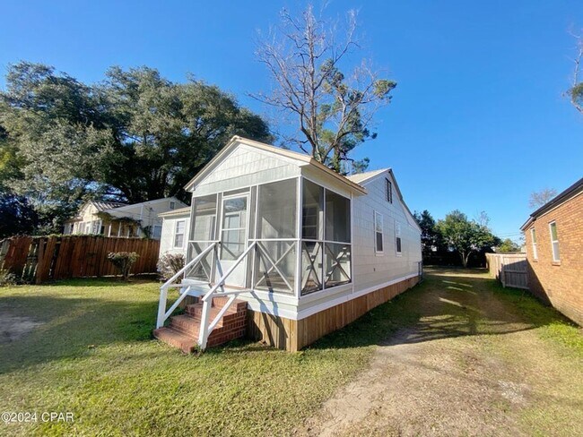 Building Photo - Home Centrally Located in Marianna, FL