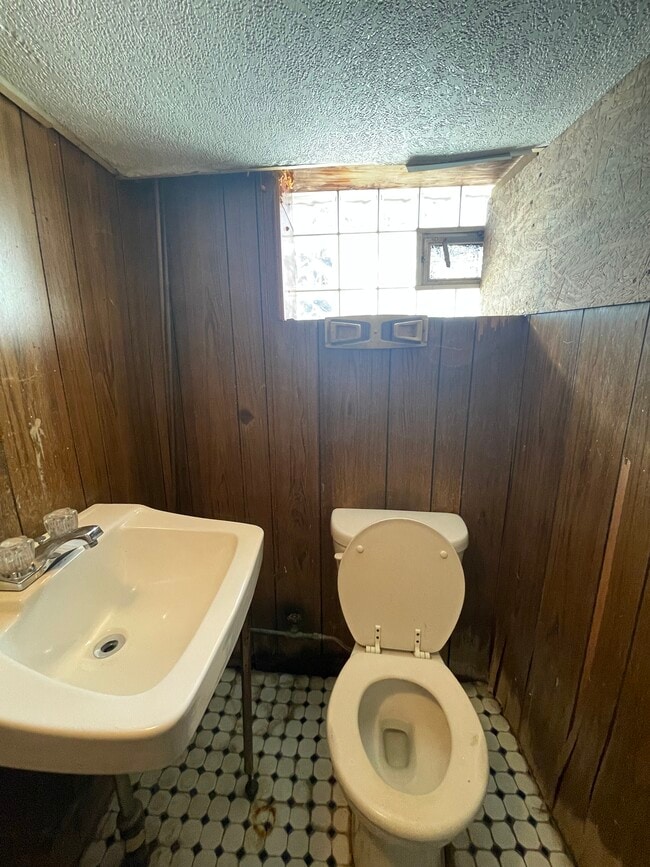 Building Photo - 1611 S Yewdall St