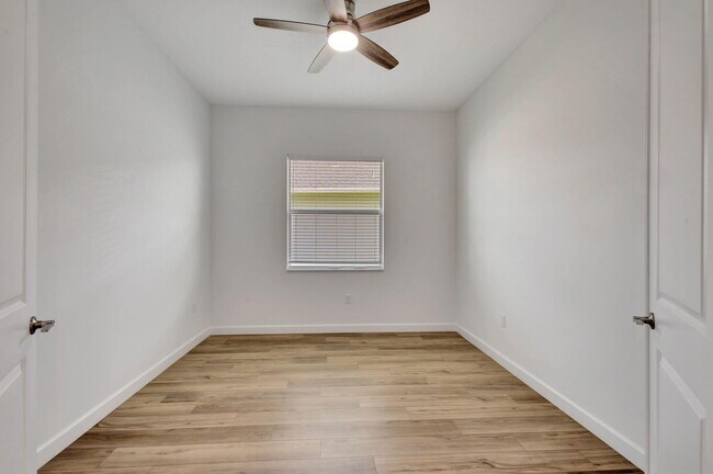 Building Photo - 1104 SE Crosswood Wy