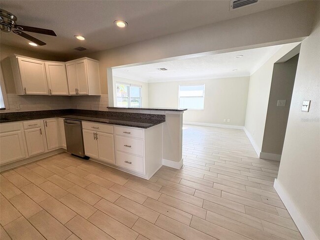 Building Photo - 736 86th Ave N