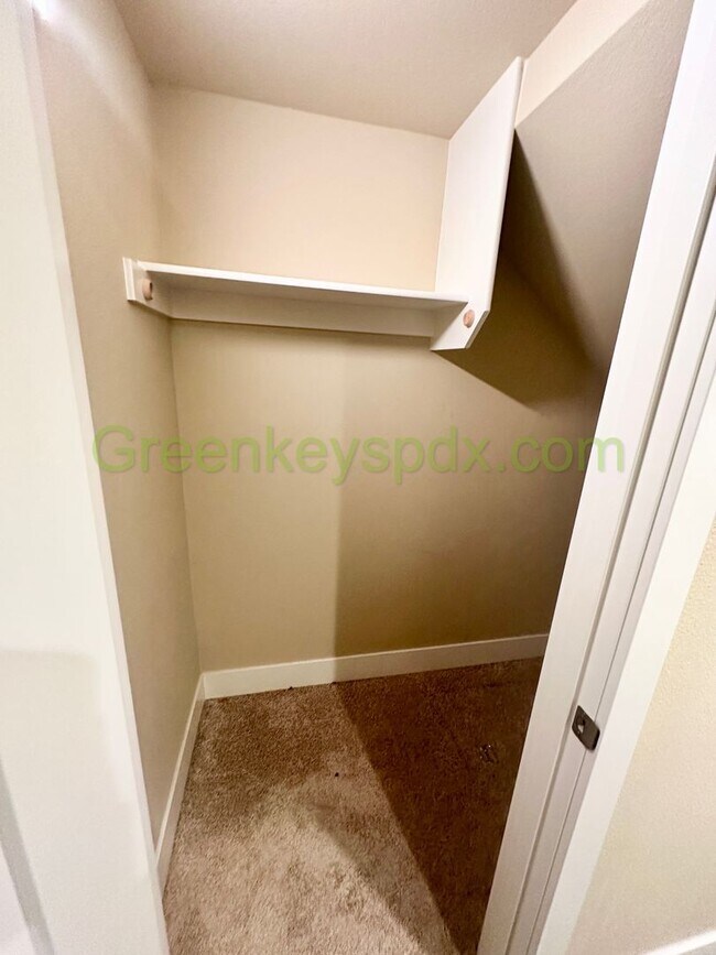 Building Photo - Gorgeous, Custom-designed 4-Bedroom Contemporary Townhouse on 3 Levels