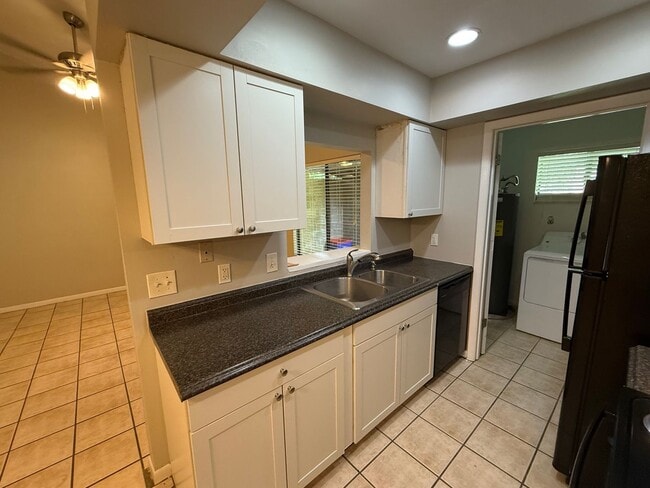 Building Photo - Remodel in Green Leaf with small fenced ba...