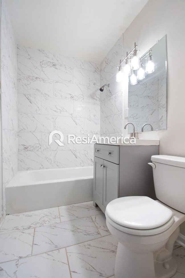 Building Photo - Newly Renovated 3/1 in 38109!