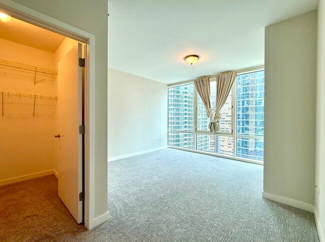 Building Photo - 505 N McClurg Ct