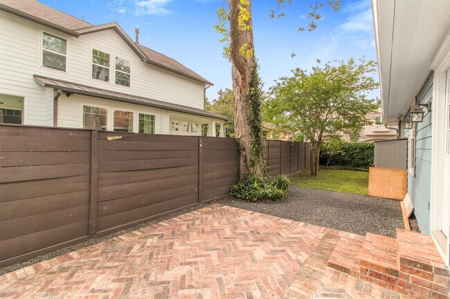 Building Photo - 814 E 23rd St