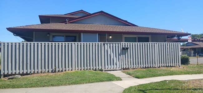 Building Photo - Tabor Oaks