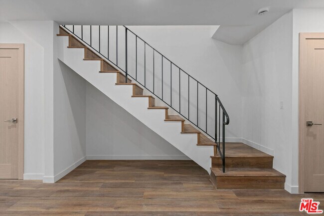 Building Photo - 2447 Beachwood Dr