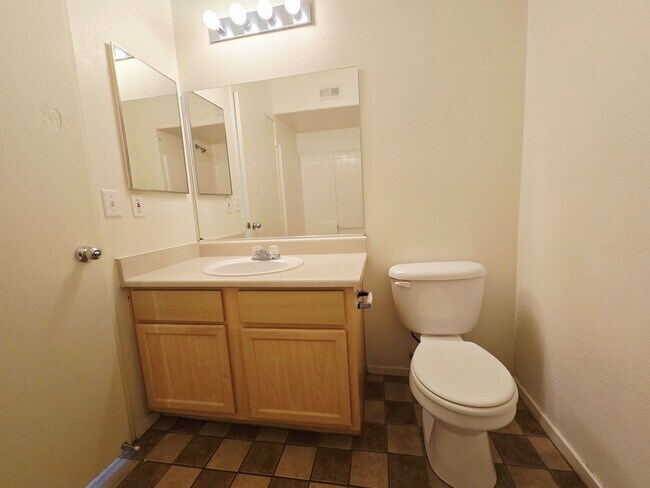 Building Photo - BEAUTIFUL 2 BEDROOM / 2 BATH LOWER LEVEL C...