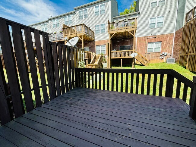 Building Photo - 3 Bedroom 2.5 Bath Townhouse