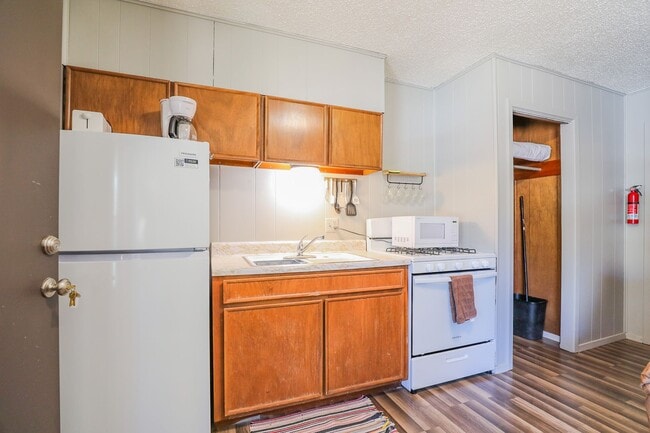 Building Photo - Cozy One Bedroom One Bath Retreat -  FURNI...