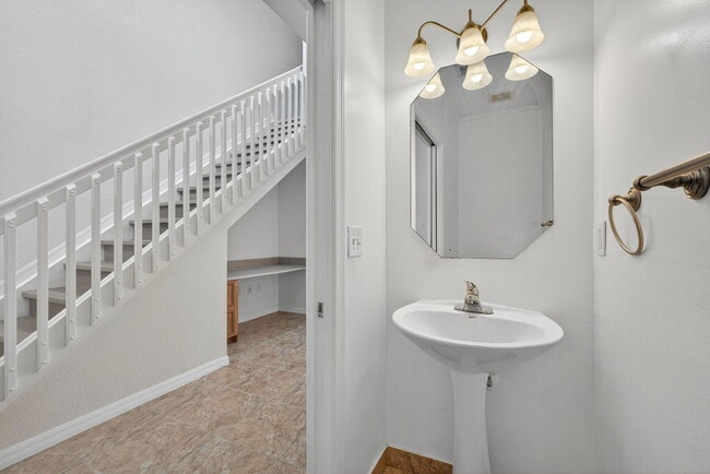 Building Photo - 513 Talia Cir