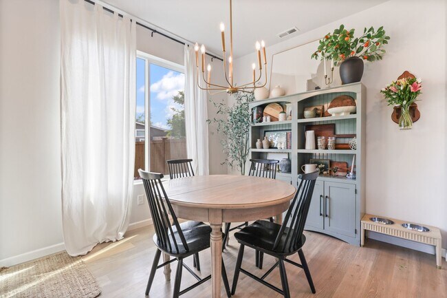 Building Photo - Spacious & Stylish 4-Bedroom A/C Townhome!