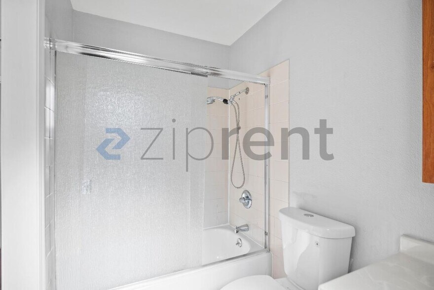 Building Photo - 2124 E 20th St