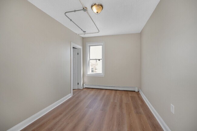 Building Photo - 50 1/2 Common St