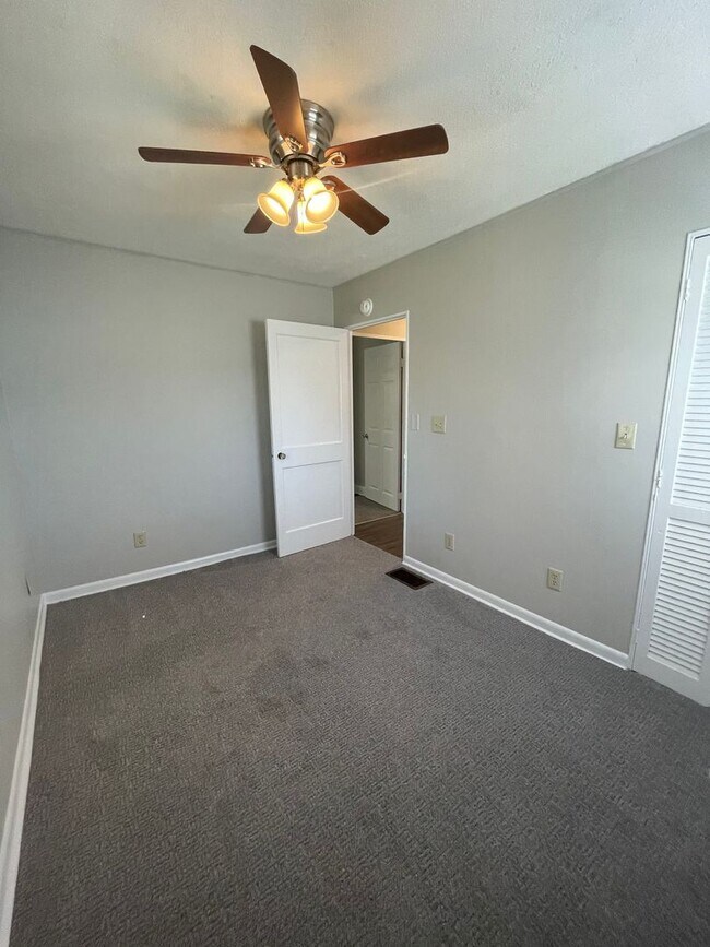 Building Photo - 3 Bedroom Single Family Home