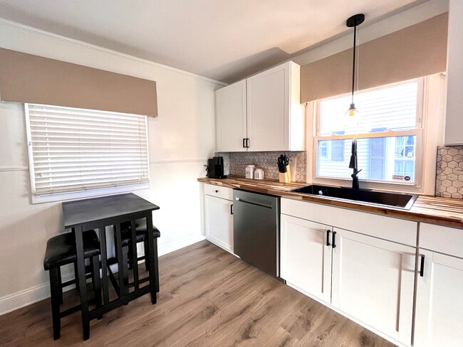 Building Photo - 635 Oneida Rd