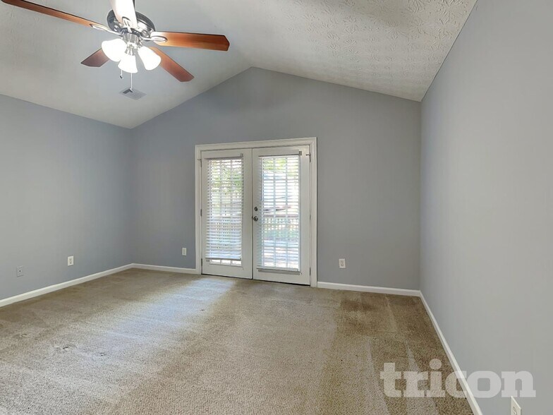 Building Photo - 1812 Cres Hill Dr NW
