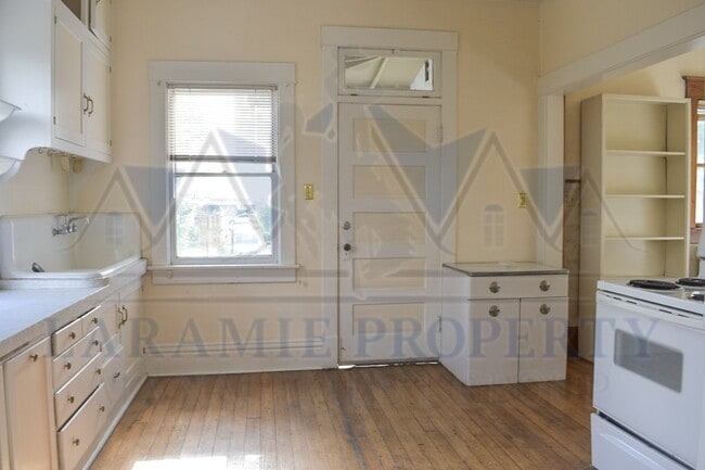 Building Photo - 4 Bedroom 2 Bathroom House