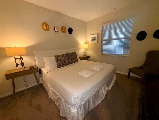 Building Photo - Fully Furnished 2/2 Luxury Storey Lake Condo near Disney with a Stunning Balcony Viiew!