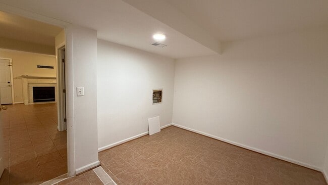 Building Photo - Three Bedroom Townhouse in River Oaks