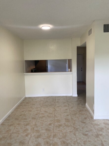 Building Photo - 4136 Lakeside Dr