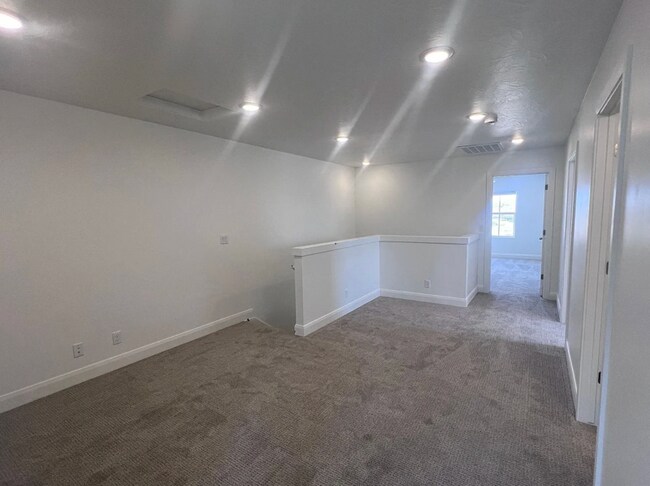 Building Photo - 491 E Rdg Dr