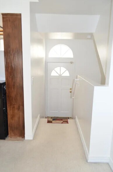 Building Photo - 335 E Plymouth St