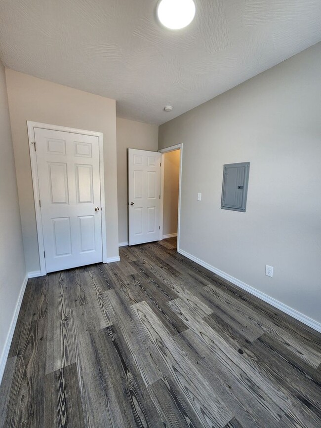 Building Photo - Spacious 2-Bedroom, 1-Bathroom Home AVAILA...