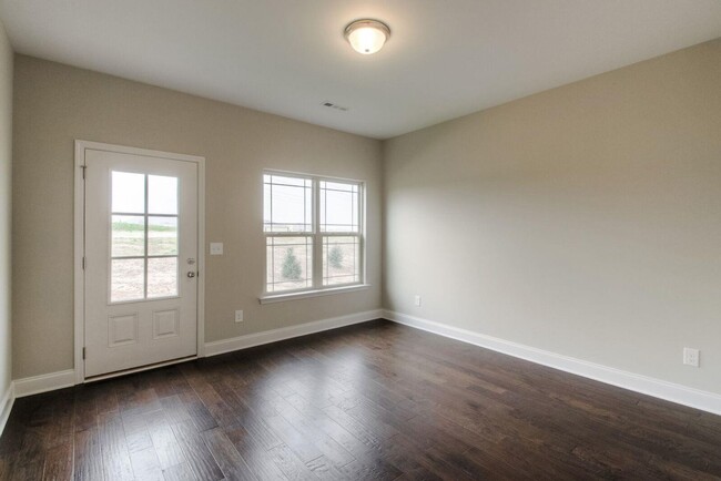 Building Photo - Spacious Living in Foxland Crossing