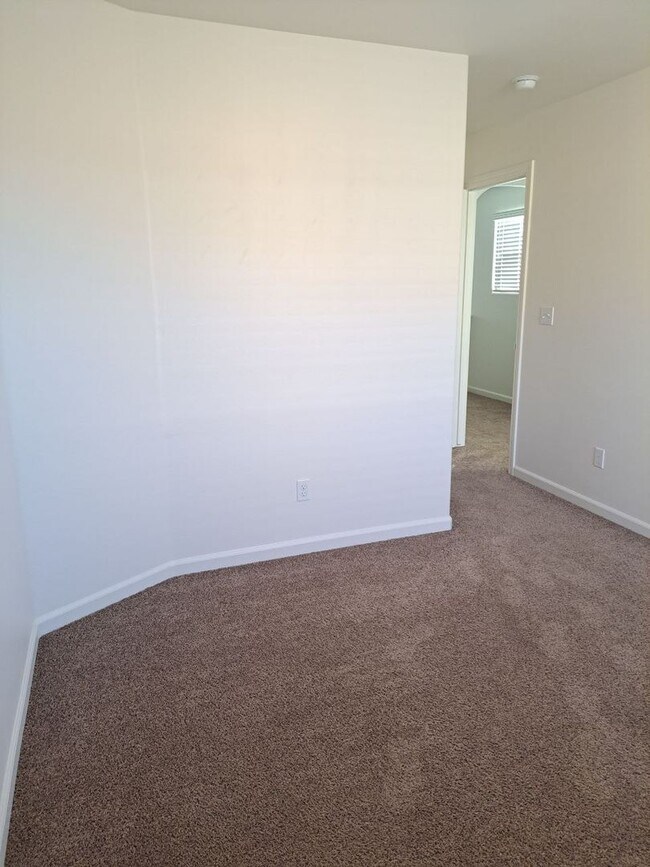 Building Photo - 1504 N Vanguard Way