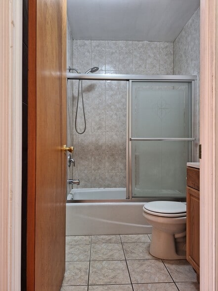 3rd floor bathroom - 1229 Wood St