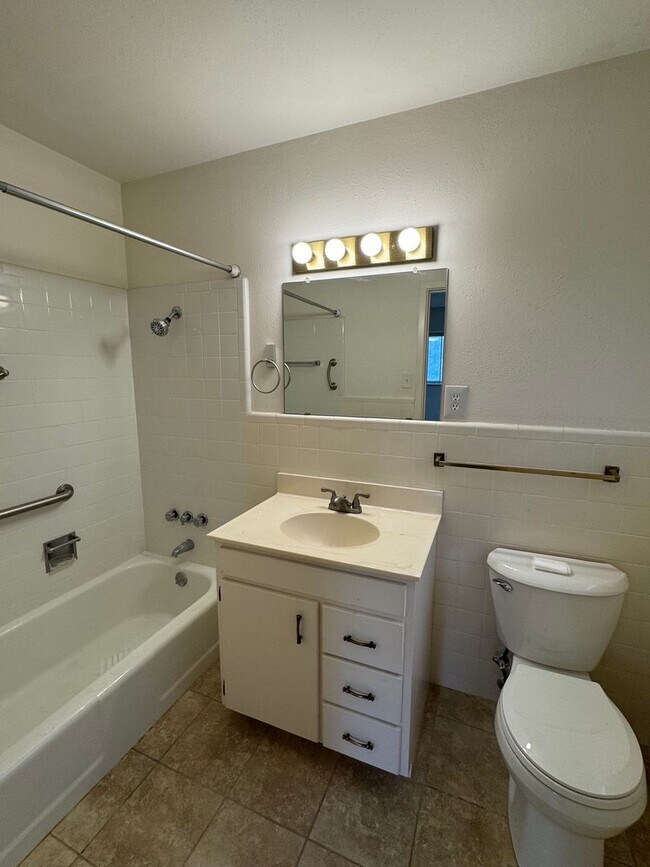 Building Photo - 1608 Northcrest Dr